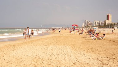 Kumsalda bir yürüyüş.                        