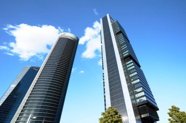    Kasabadaki modern ofis binası                           