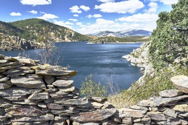 Madrid 'deki dağlarda göl 