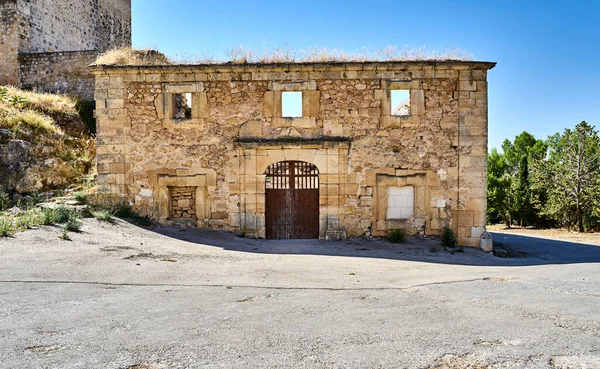 Kapalı manastıra eklenen bina