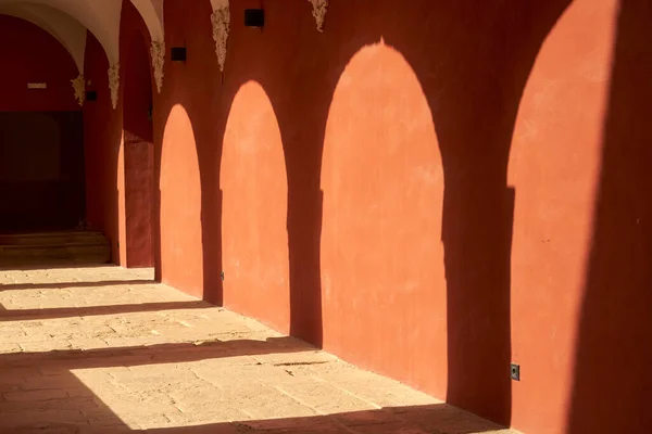 Bir manastırdaki kemerlerin gölgeleri