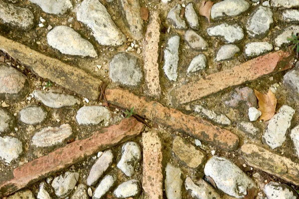 Bir manastırın taş tabanı.