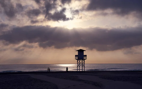 Wschód Słońca Plaży Zachmurzonym Niebem — Zdjęcie stockowe
