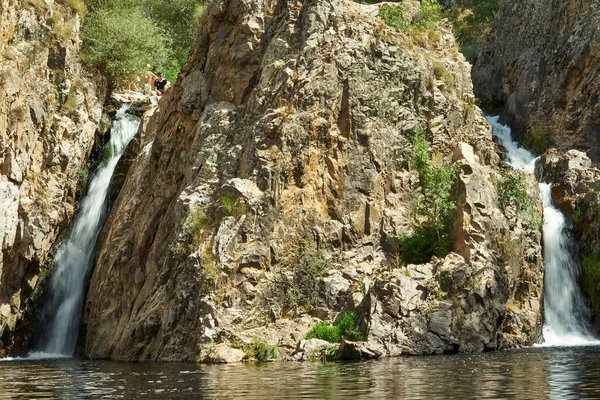 Dağlarda iki şelale        