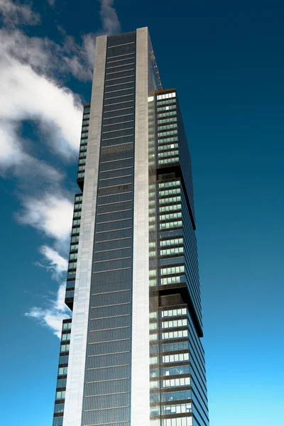 Kasabadaki modern ofis binası