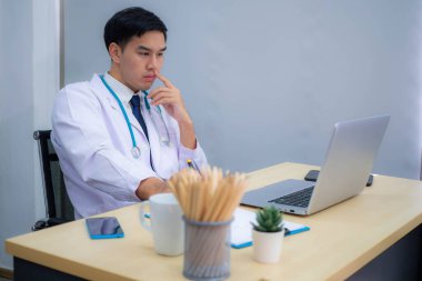 Ofiste çalışan doktor, ofiste çalışan beyaz üniformalı profesyonel tıp doktoru..