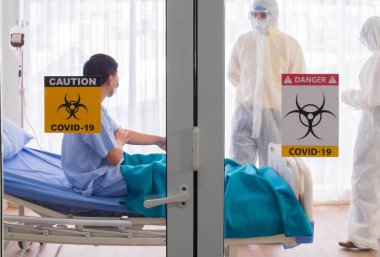 Coronavirus salgını (Coronavirus) Coronavirus salgını veya Covid-19, Coronavirus konseptini inceleyen kişisel koruyucu giysiler giyen doktorlar, karantina odası Covid-19 'daki hastaları kontrol ediyorlar..