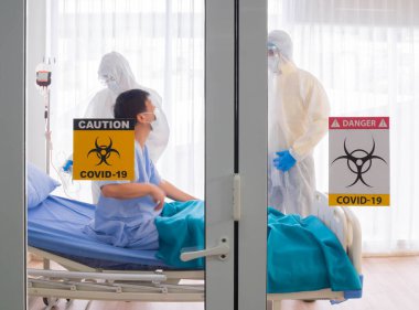 Coronavirus salgını (Coronavirus) Coronavirus salgını veya Covid-19, Coronavirus konseptini inceleyen kişisel koruyucu giysiler giyen doktorlar, karantina odası Covid-19 'daki hastaları kontrol ediyorlar..