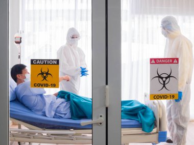 Coronavirus salgını (Coronavirus) Coronavirus salgını veya Covid-19, Coronavirus konseptini inceleyen kişisel koruyucu giysiler giyen doktorlar, karantina odası Covid-19 'daki hastaları kontrol ediyorlar..