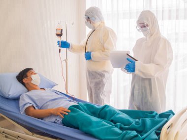 Coronavirus salgını (Coronavirus) Coronavirus salgını veya Covid-19, Coronavirus konseptini inceleyen kişisel koruyucu giysiler giyen doktorlar, karantina odası Covid-19 'daki hastaları kontrol ediyorlar..