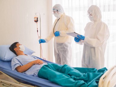 Coronavirus salgını (Coronavirus) Coronavirus salgını veya Covid-19, Coronavirus konseptini inceleyen kişisel koruyucu giysiler giyen doktorlar, karantina odası Covid-19 'daki hastaları kontrol ediyorlar..