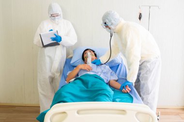 Coronavirus salgını (Coronavirus) Coronavirus salgını veya Covid-19, Coronavirus konseptini inceleyen kişisel koruyucu giysiler giyen doktorlar, karantina odası Covid-19 'daki hastaları kontrol ediyorlar..