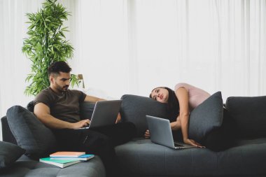 Ev konseptinde çalışmak, evden çalışmak, çift olarak oturma odalarında birlikte çalışmak. Corona virüsü, Covid-19, evde kalın.