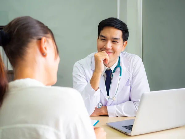 Psikolog metal sağlık konsepti. Psikolog ve danışma sırasında depresyonda olan hasta erkek doktor Asyalı kadın hastaların hastalıklarını tedavi ediyor..