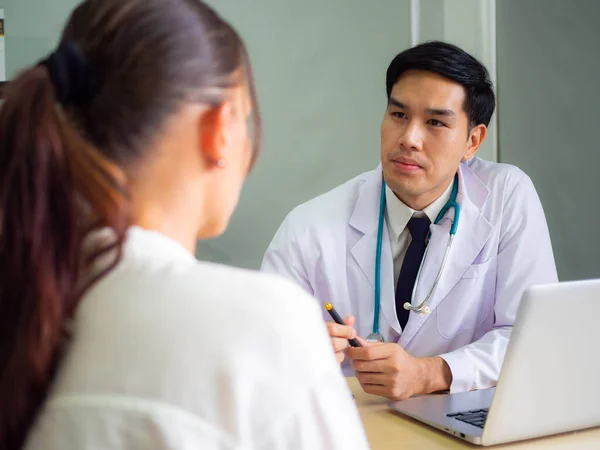 Psikolog metal sağlık konsepti. Psikolog ve danışma sırasında depresyonda olan hasta erkek doktor Asyalı kadın hastaların hastalıklarını tedavi ediyor..