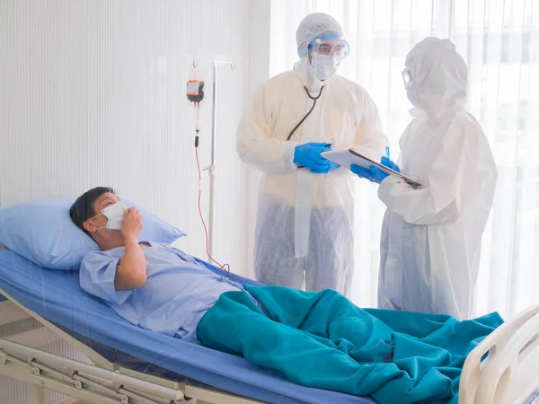 Coronavirus salgını (Coronavirus) Coronavirus salgını veya Covid-19, Coronavirus konseptini inceleyen kişisel koruyucu giysiler giyen doktorlar, karantina odası Covid-19 'daki hastaları kontrol ediyorlar..