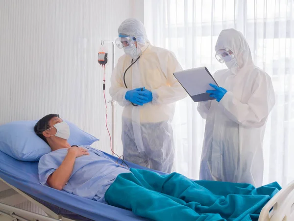 Coronavirus salgını (Coronavirus) Coronavirus salgını veya Covid-19, Coronavirus konseptini inceleyen kişisel koruyucu giysiler giyen doktorlar, karantina odası Covid-19 'daki hastaları kontrol ediyorlar..
