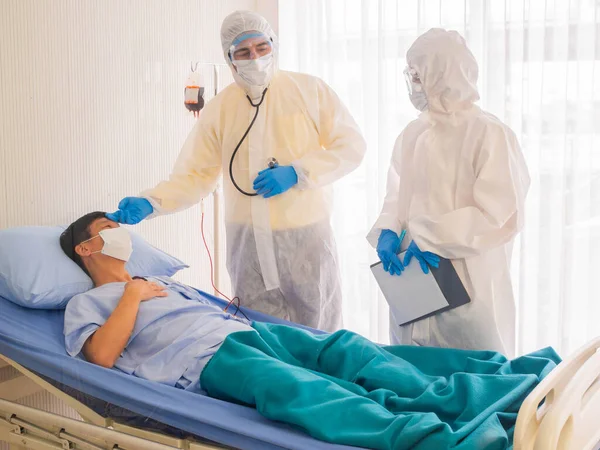 Coronavirus salgını (Coronavirus) Coronavirus salgını veya Covid-19, Coronavirus konseptini inceleyen kişisel koruyucu giysiler giyen doktorlar, karantina odası Covid-19 'daki hastaları kontrol ediyorlar..