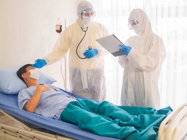 Coronavirus salgını (Coronavirus) Coronavirus salgını veya Covid-19, Coronavirus konseptini inceleyen kişisel koruyucu giysiler giyen doktorlar, karantina odası Covid-19 'daki hastaları kontrol ediyorlar..