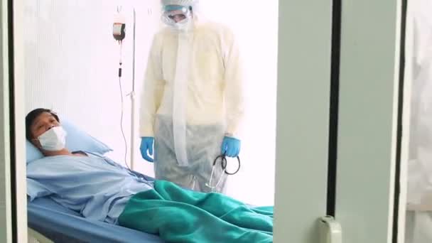 Doktor Hastane Yatağında Coronavirus Yüzünden Öksüren Hasta Bir Hastayla Ilgileniyor — Stok video