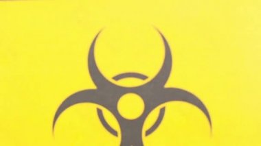 Doktor, hastane yatağında Coronavirus yüzünden öksüren hasta bir hastayla ilgileniyor. Hasta adam hastane yatağında yatıyor..
