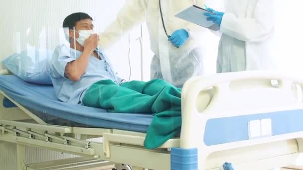 Médico Cuida Paciente Doente Tossindo Coronavírus Cama Hospital Homem Doente — Vídeo de Stock