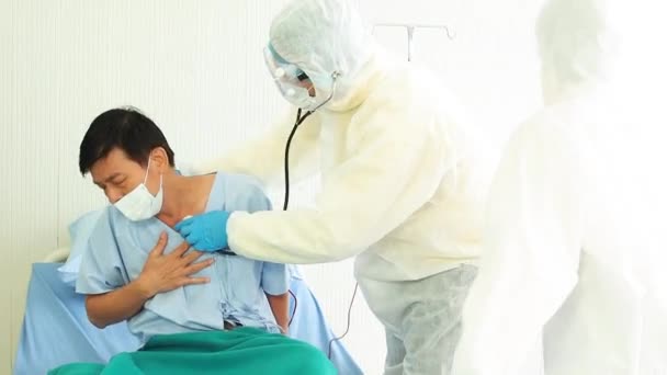 의사는 침대에서 코로나 바이러스에 감염되어 기침을 환자를 침대에 — 비디오