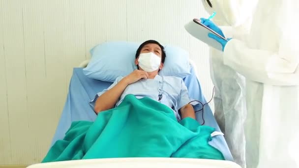 医者は病気の患者を世話し 病院のベッドでコロナウイルスから咳をする 病院のベッドの上で — ストック動画