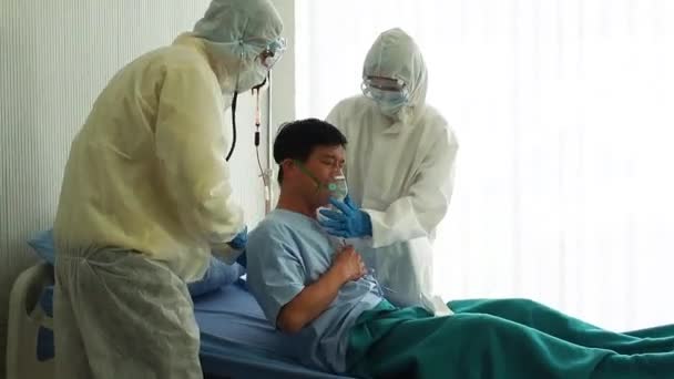 Médico Cuida Paciente Enfermo Tosiendo Por Coronavirus Cama Del Hospital — Vídeos de Stock