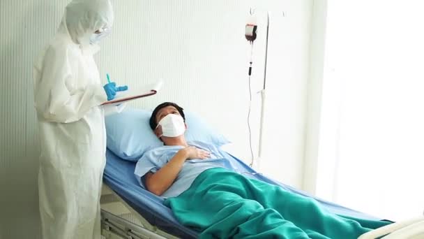 Orvos Gondoskodik Egy Beteg Betegről Aki Kórházi Ágyon Köhög Koronavírusról — Stock videók