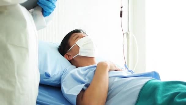 Doktor Hastane Yatağında Coronavirus Yüzünden Öksüren Hasta Bir Hastayla Ilgileniyor — Stok video