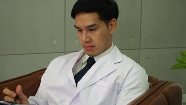 Der Arzt Ist Während Seiner Arbeit Krankenhaus Gestresst Arzt Bei — Stockvideo