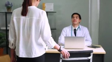 Akıl sağlığı. Psikolog hastaya tavsiye ediyor. Coronavirus veya Covid-19 durumu sırasında ekonomik sorunların işsizliği. İnsanlar sağlık destek kavramı,