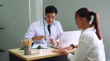Akıl sağlığı. Psikolog hastaya tavsiye ediyor. Coronavirus veya Covid-19 durumu sırasında ekonomik sorunların işsizliği. İnsanlar sağlık destek kavramı,