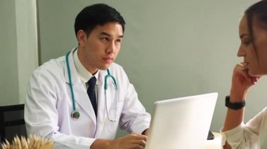 Akıl sağlığı. Psikolog hastaya tavsiye ediyor. Coronavirus veya Covid-19 durumu sırasında ekonomik sorunların işsizliği. İnsanlar sağlık destek kavramı,