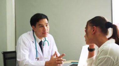 Akıl sağlığı. Psikolog hastaya tavsiye ediyor. Coronavirus veya Covid-19 durumu sırasında ekonomik sorunların işsizliği. İnsanlar sağlık destek kavramı,