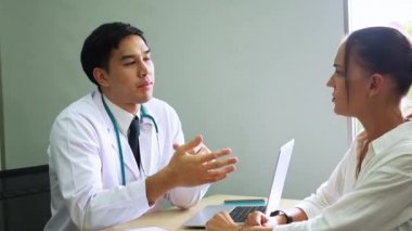 Akıl sağlığı. Psikolog hastaya tavsiye ediyor. Coronavirus veya Covid-19 durumu sırasında ekonomik sorunların işsizliği. İnsanlar sağlık destek kavramı,