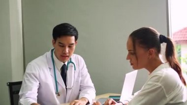 Akıl sağlığı. Psikolog hastaya tavsiye ediyor. Coronavirus veya Covid-19 durumu sırasında ekonomik sorunların işsizliği. İnsanlar sağlık destek kavramı,