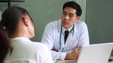 Akıl sağlığı. Psikolog hastaya tavsiye ediyor. Coronavirus veya Covid-19 durumu sırasında ekonomik sorunların işsizliği. İnsanlar sağlık destek kavramı,