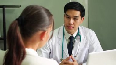 Akıl sağlığı. Psikolog hastaya tavsiye ediyor. Coronavirus veya Covid-19 durumu sırasında ekonomik sorunların işsizliği. İnsanlar sağlık destek kavramı,