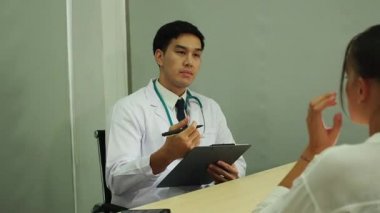 Akıl sağlığı. Psikolog hastaya tavsiye ediyor. Coronavirus veya Covid-19 durumu sırasında ekonomik sorunların işsizliği. İnsanlar sağlık destek kavramı,