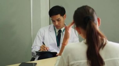 Akıl sağlığı. Psikolog hastaya tavsiye ediyor. Coronavirus veya Covid-19 durumu sırasında ekonomik sorunların işsizliği. İnsanlar sağlık destek kavramı,