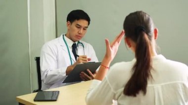 Akıl sağlığı. Psikolog hastaya tavsiye ediyor. Coronavirus veya Covid-19 durumu sırasında ekonomik sorunların işsizliği. İnsanlar sağlık destek kavramı,
