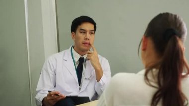 Akıl sağlığı. Psikolog hastaya tavsiye ediyor. Coronavirus veya Covid-19 durumu sırasında ekonomik sorunların işsizliği. İnsanlar sağlık destek kavramı,