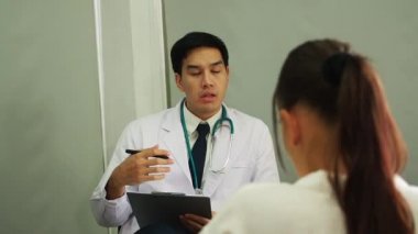 Akıl sağlığı. Psikolog hastaya tavsiye ediyor. Coronavirus veya Covid-19 durumu sırasında ekonomik sorunların işsizliği. İnsanlar sağlık destek kavramı,
