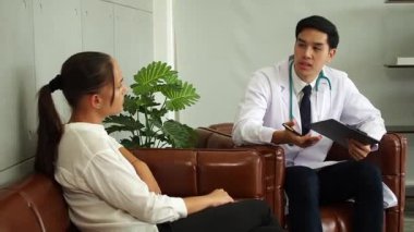 Akıl sağlığı. Psikolog hastaya tavsiye ediyor. Coronavirus veya Covid-19 durumu sırasında ekonomik sorunların işsizliği. İnsanlar sağlık destek kavramı,
