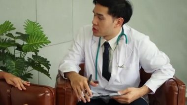 Akıl sağlığı. Psikolog hastaya tavsiye ediyor. Coronavirus veya Covid-19 durumu sırasında ekonomik sorunların işsizliği. İnsanlar sağlık destek kavramı,