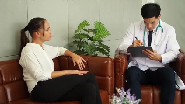 Geestelijke Gezondheid Psycholoog Adviseert Patiënt Werkloosheid Van Economische Problemen Tijdens — Stockvideo