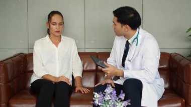Akıl sağlığı. Psikolog hastaya tavsiye ediyor. Coronavirus veya Covid-19 durumu sırasında ekonomik sorunların işsizliği. İnsanlar sağlık destek kavramı,