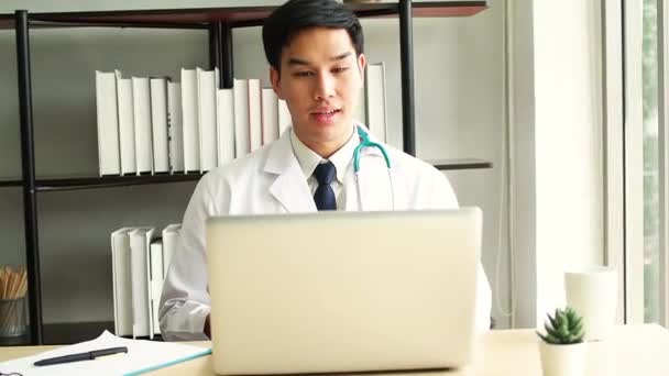 Conceito Telemedicina Médico Ouvir Paciente Falando Internet Fazer Uma Discussão — Vídeo de Stock